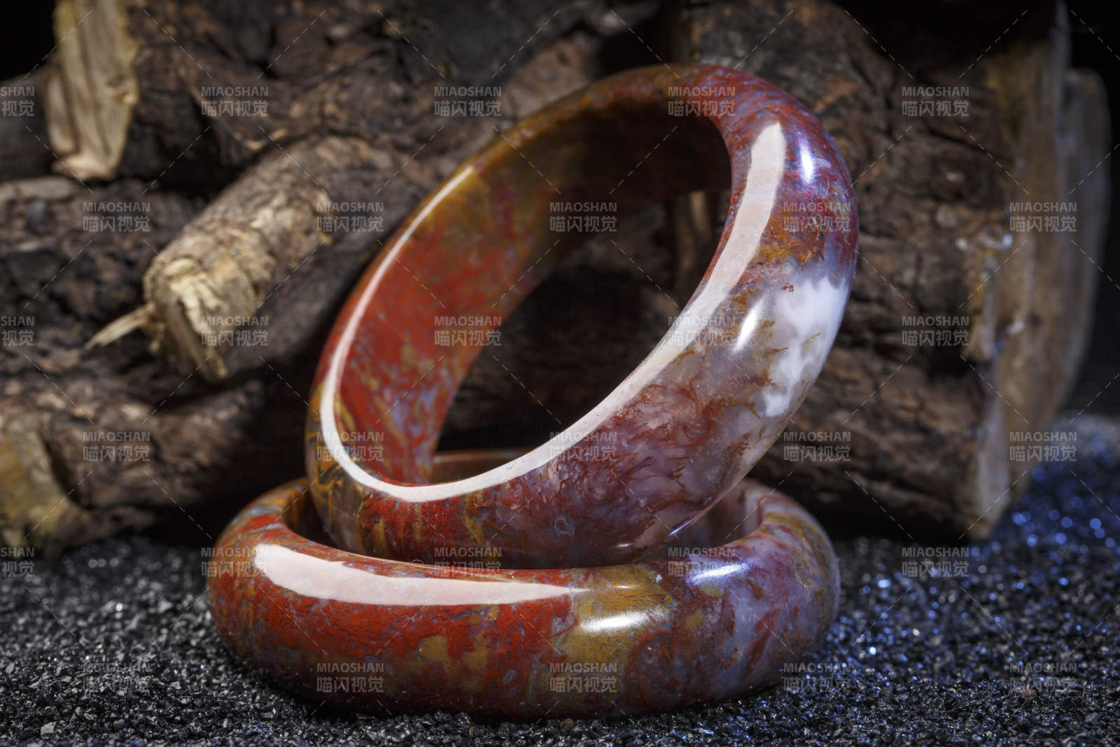 使用传统工艺精美雕刻的玉石玛瑙工艺品