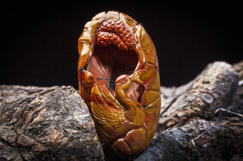 使用传统工艺精美雕刻的玉石玛瑙工艺品