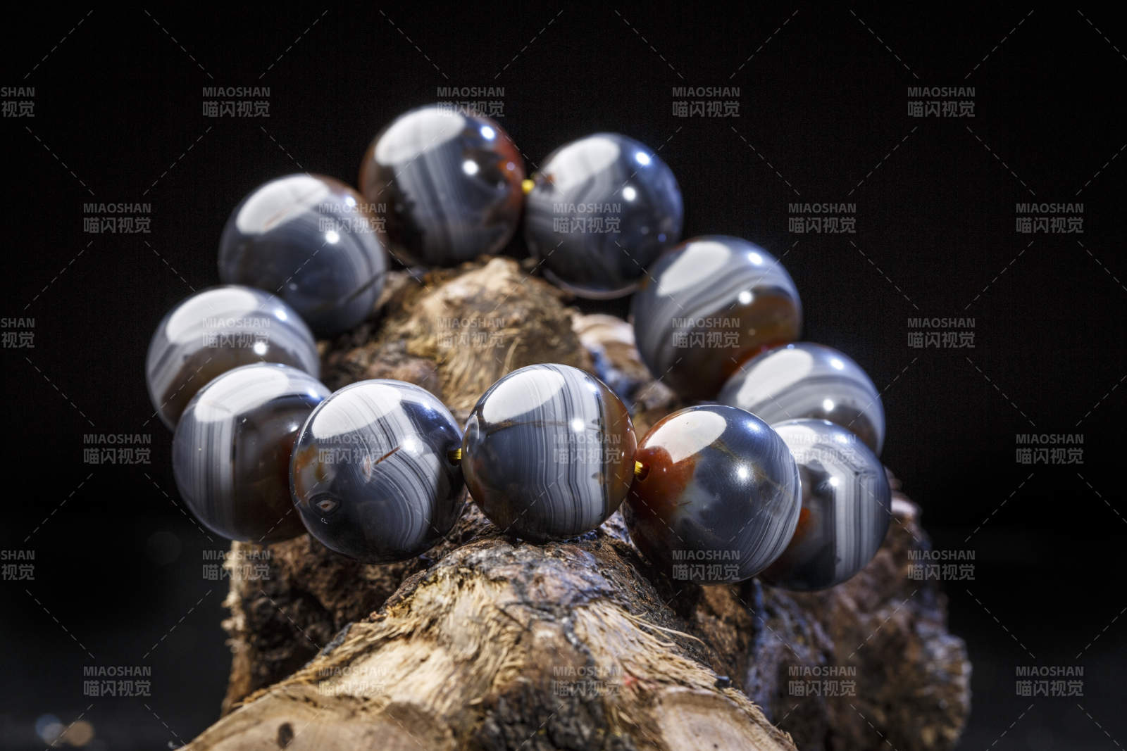 使用传统工艺精美雕刻的玉石玛瑙工艺品