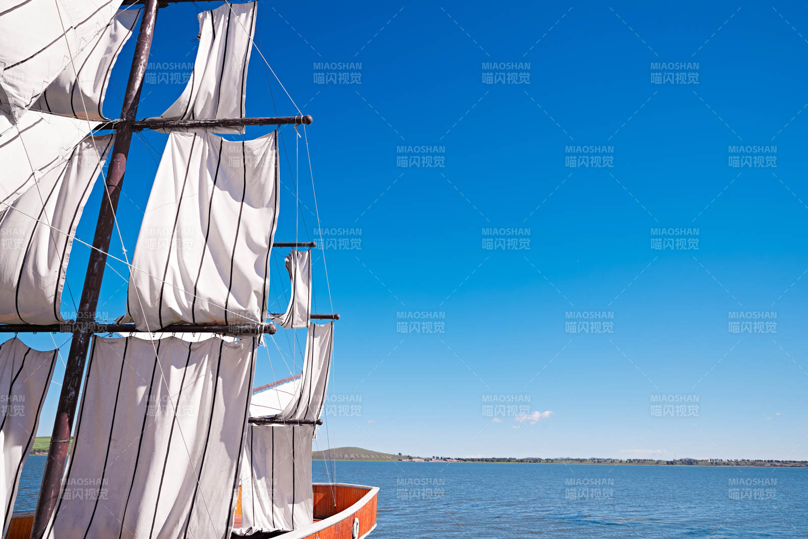 河北省沽源县库伦淖景区湖畔停靠的复古帆船