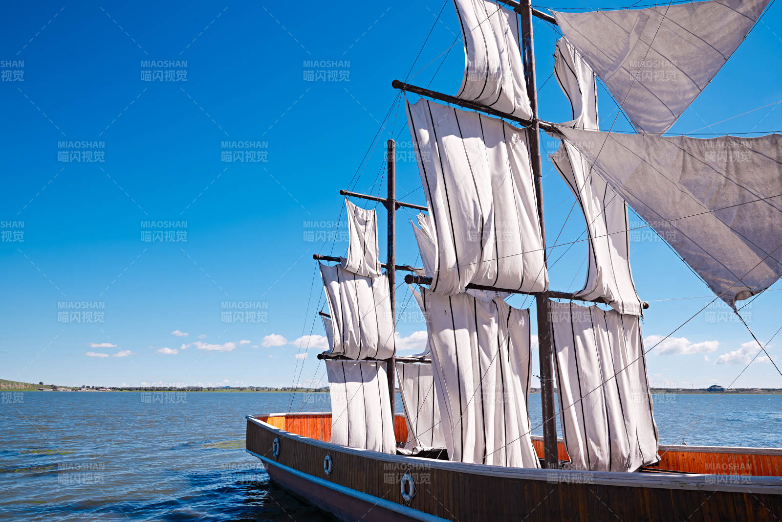 河北省沽源县库伦淖景区湖畔停靠的复古帆船