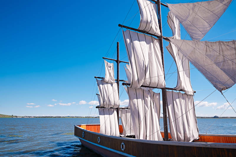 河北省沽源县库伦淖景区湖畔停靠的复古帆船