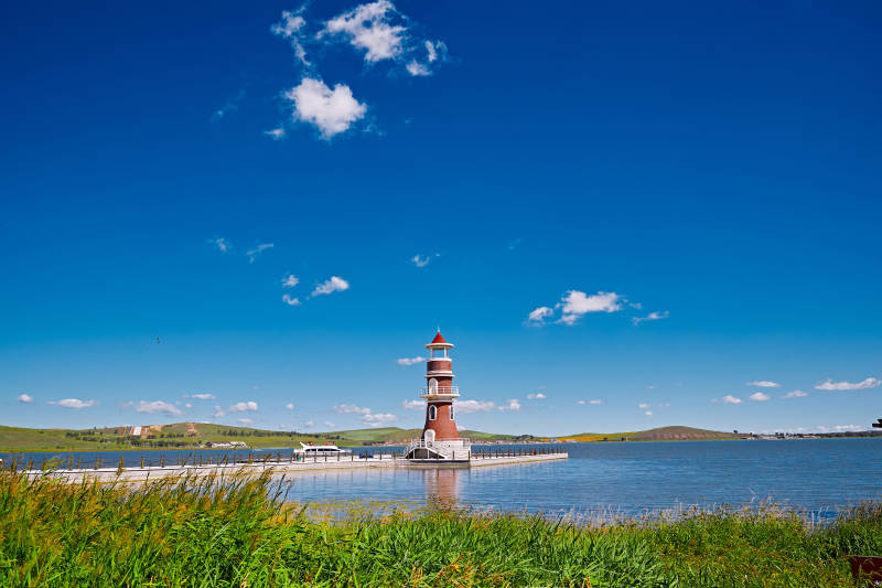 河北省沽源县库伦淖景区湖畔晴空下的灯塔