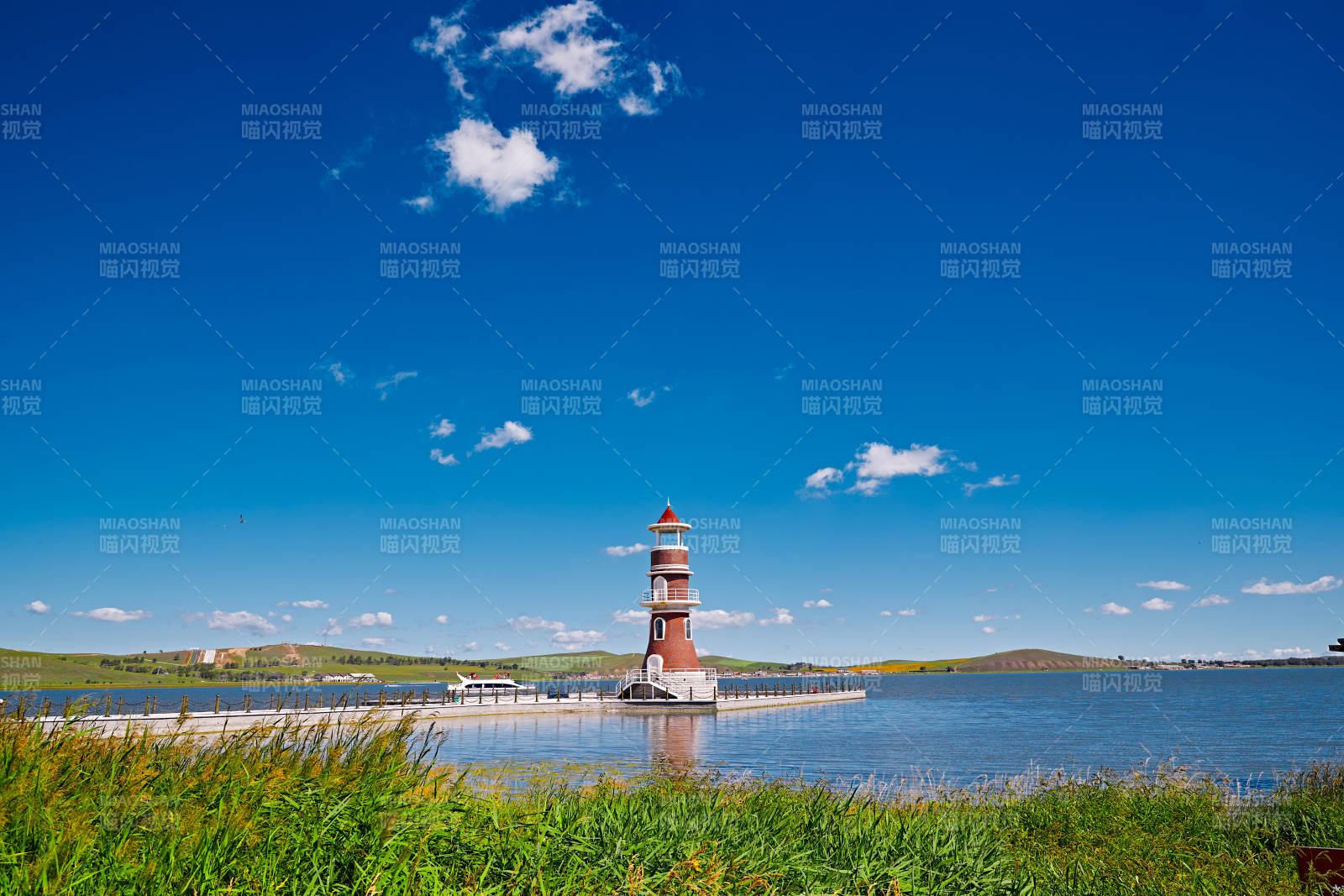 河北省沽源县库伦淖景区湖畔晴空下的灯塔