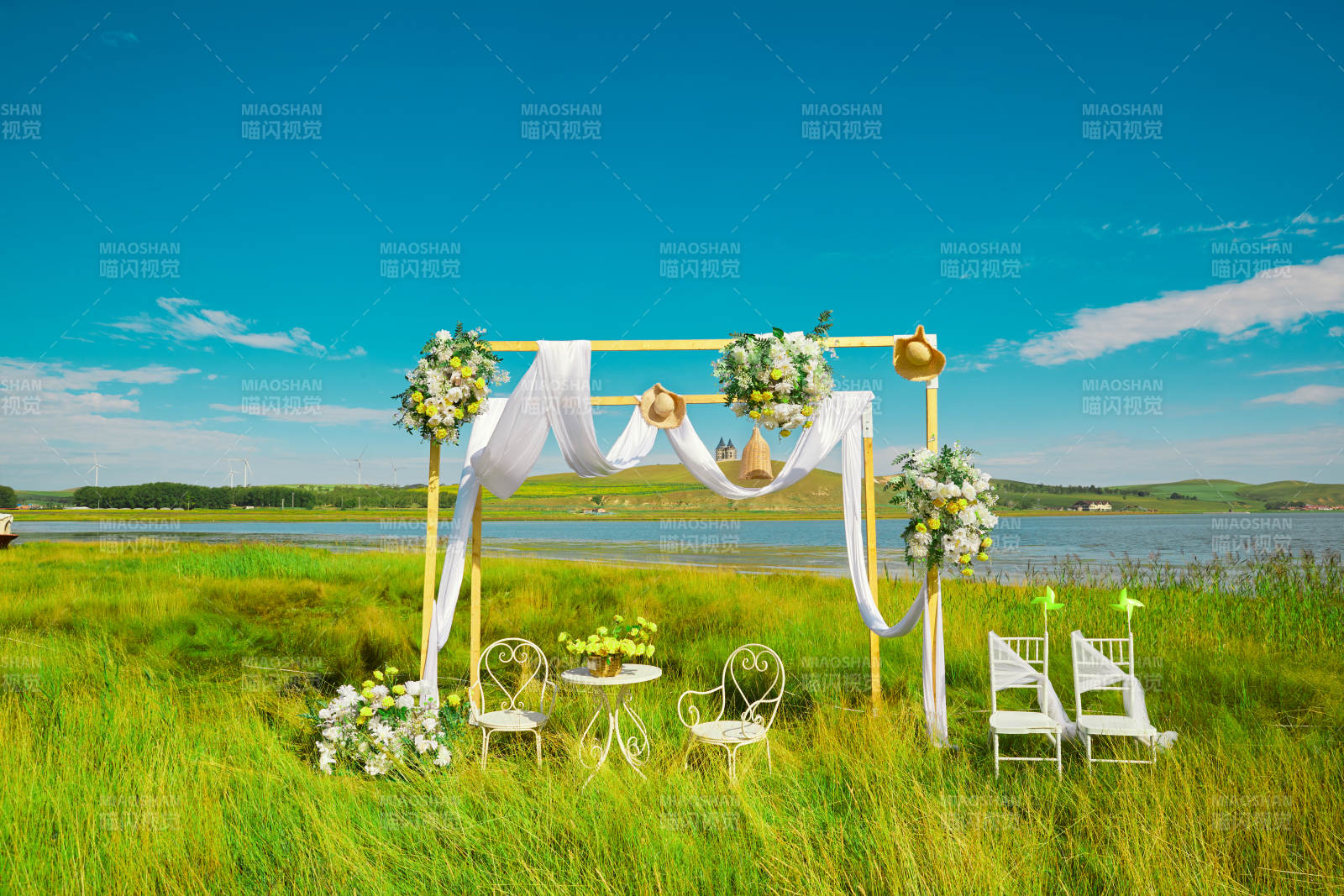 湖畔晴空下浪漫的草坪婚禮布場