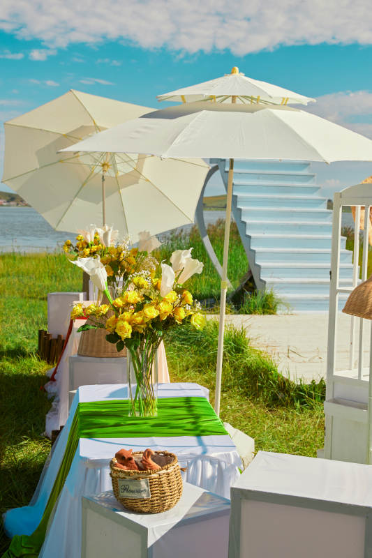 湖畔晴空下浪漫的草坪婚禮布場