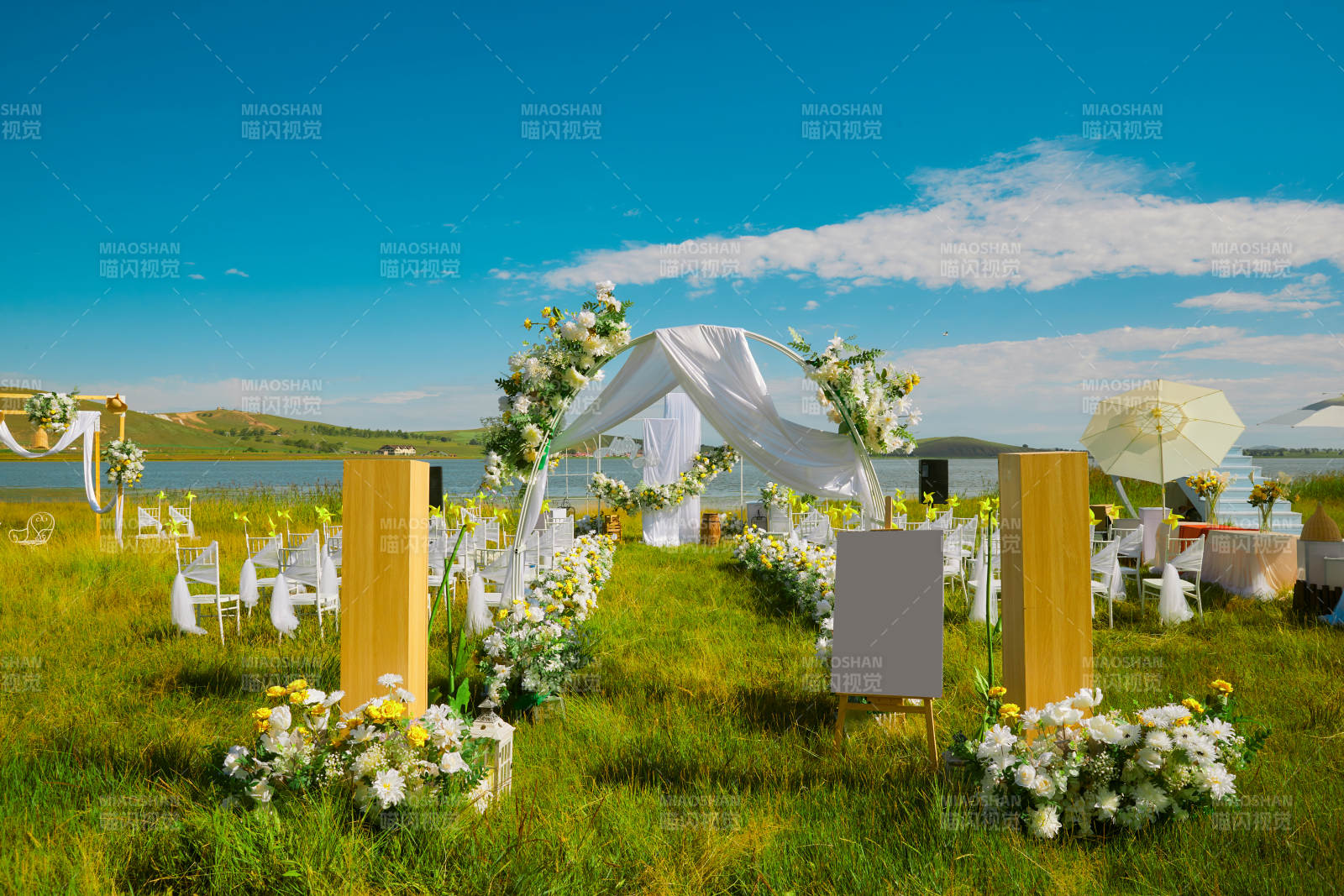 湖畔晴空下浪漫的草坪婚礼布场