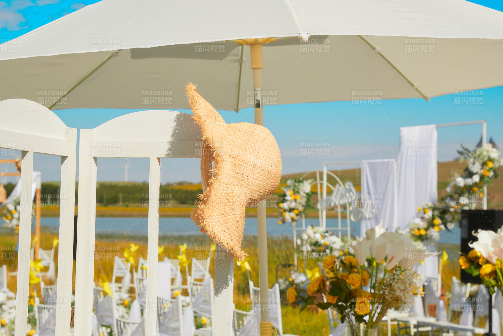 湖畔晴空下浪漫草坪婚礼的场地布置细节