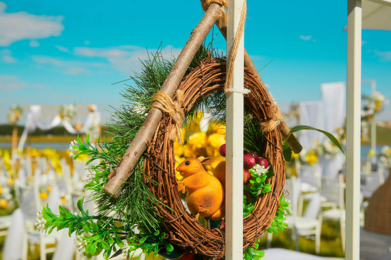 湖畔晴空下浪漫草坪婚礼的场地布置细节