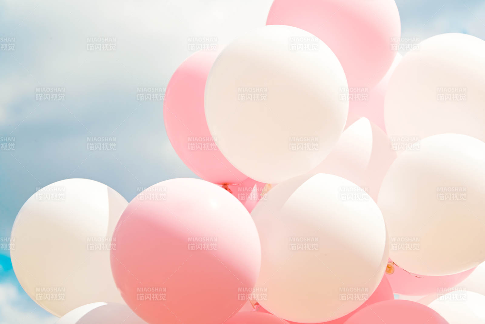 蓝天白云下的草坪婚礼上的装饰气球