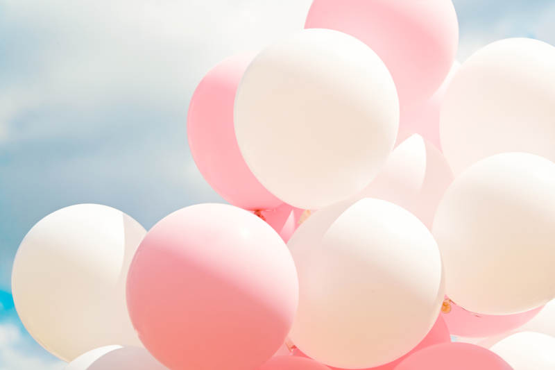 蓝天白云下的草坪婚礼上的装饰气球