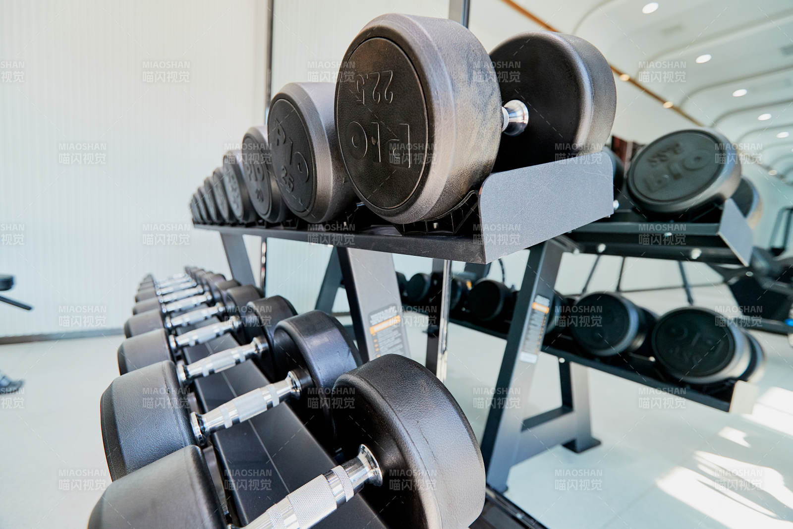 崭新洁净的室内健身房