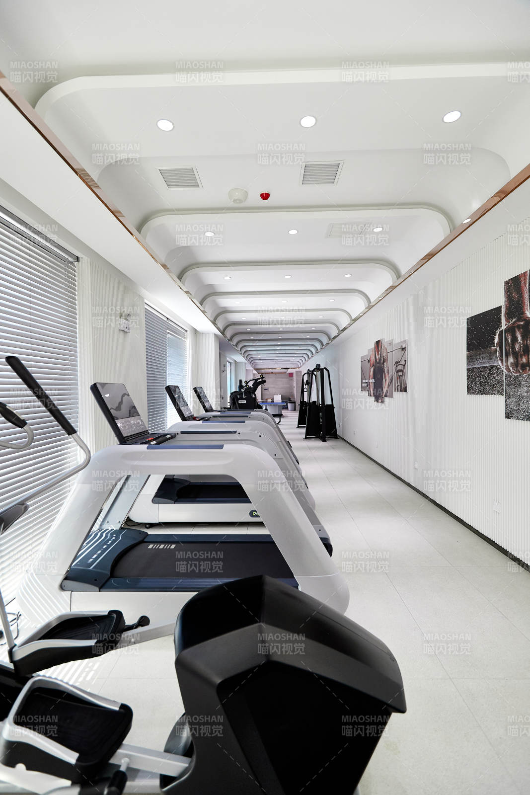 崭新洁净的室内健身房