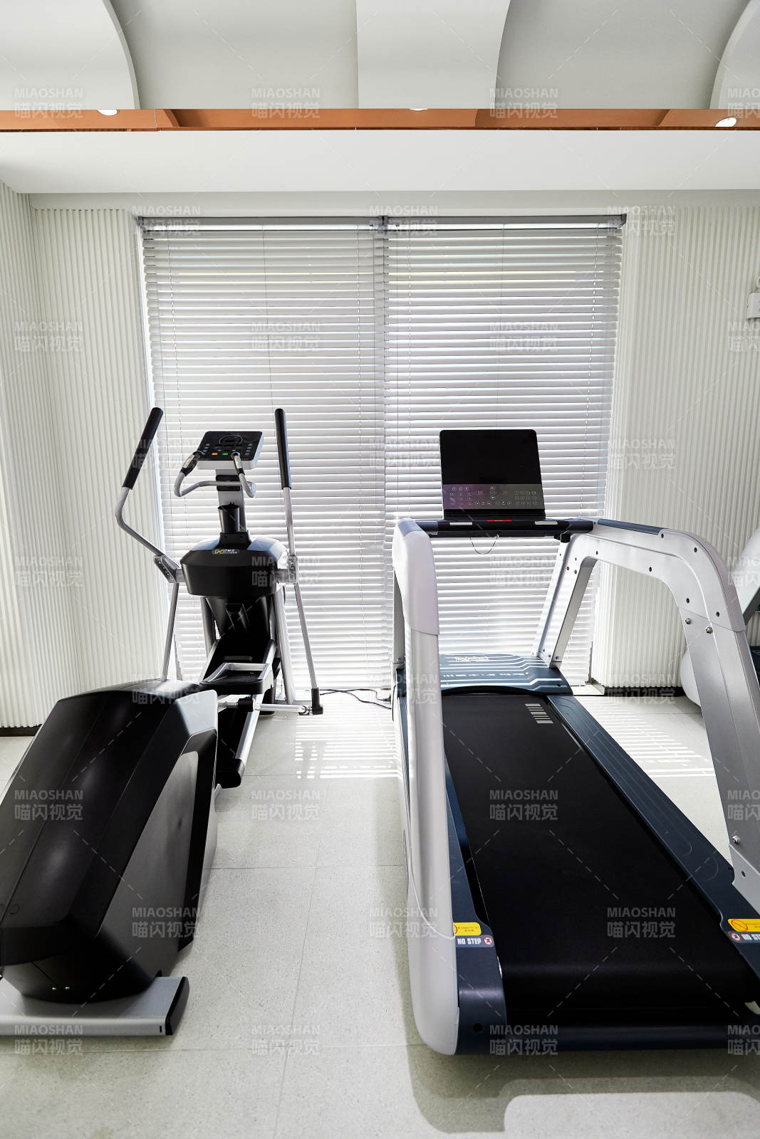 崭新洁净的室内健身房