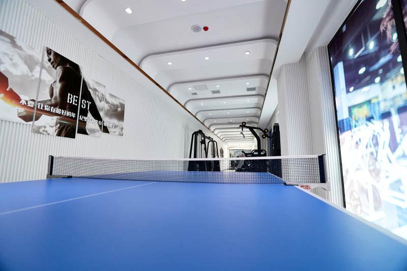 崭新洁净的室内健身房