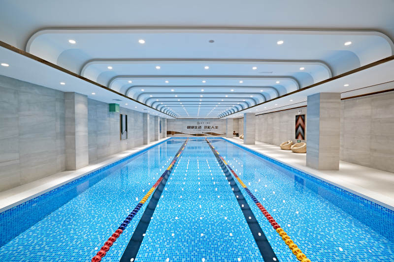 整洁明亮的室内游泳池