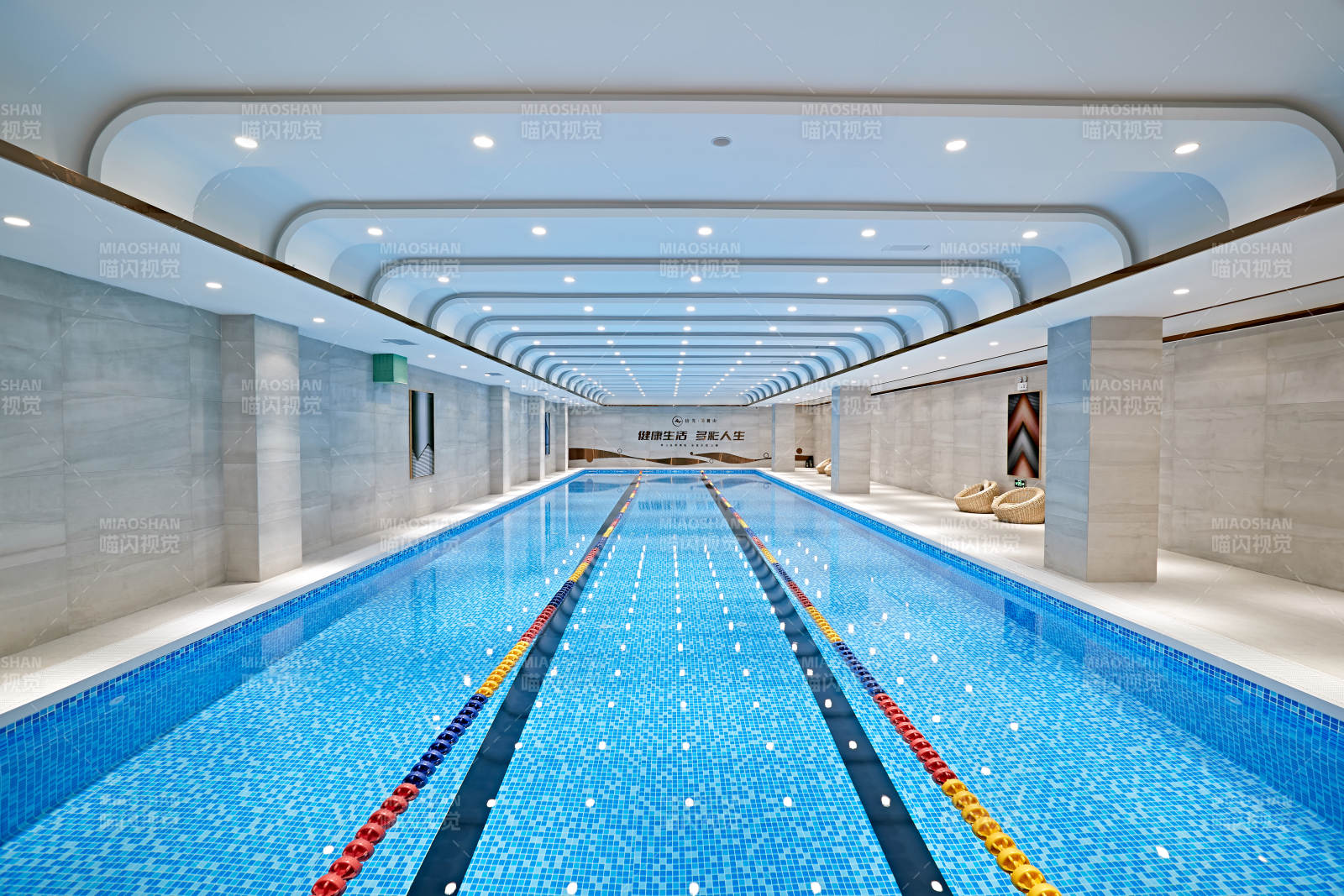 整洁明亮的室内游泳池