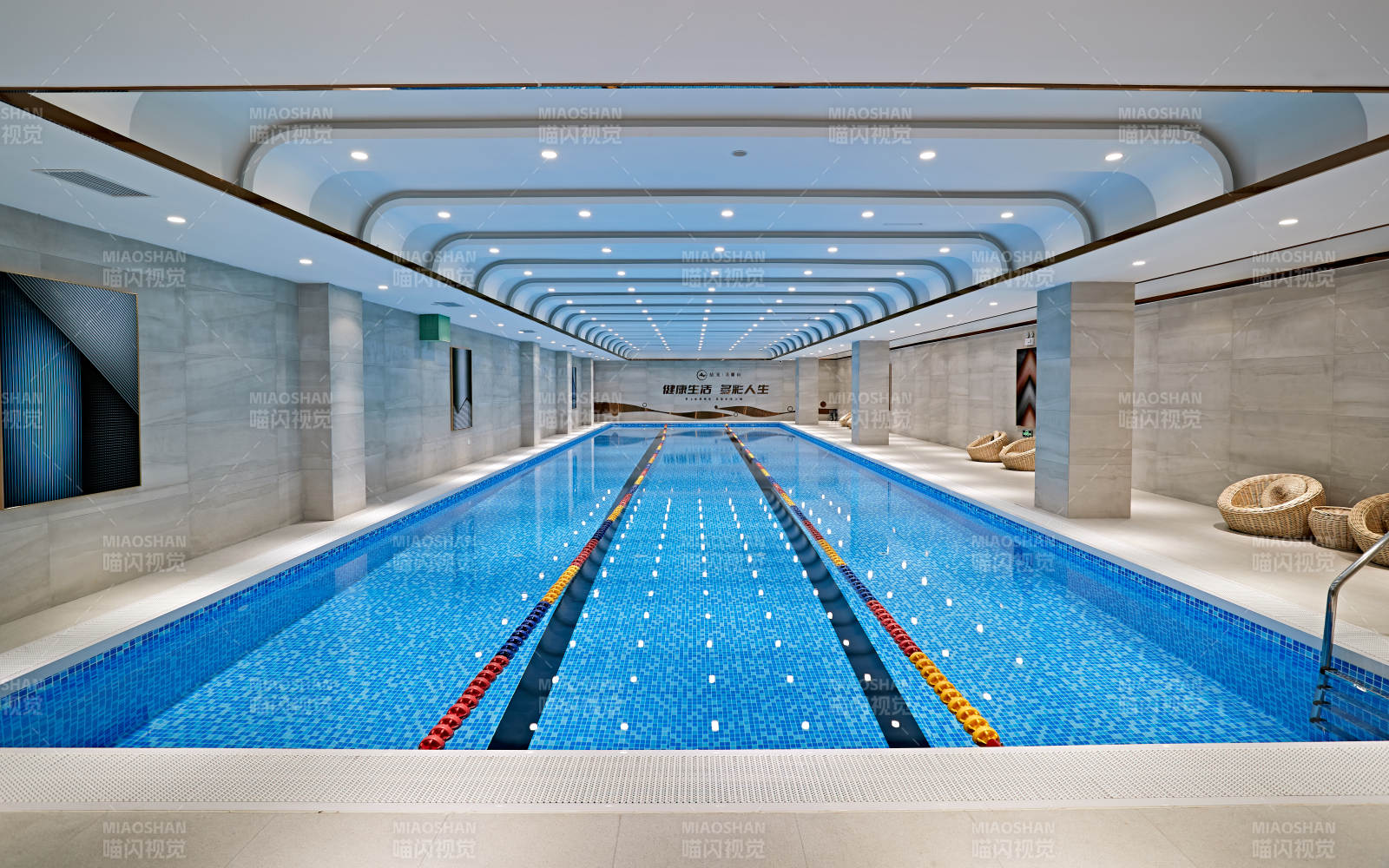 整洁明亮的室内游泳池