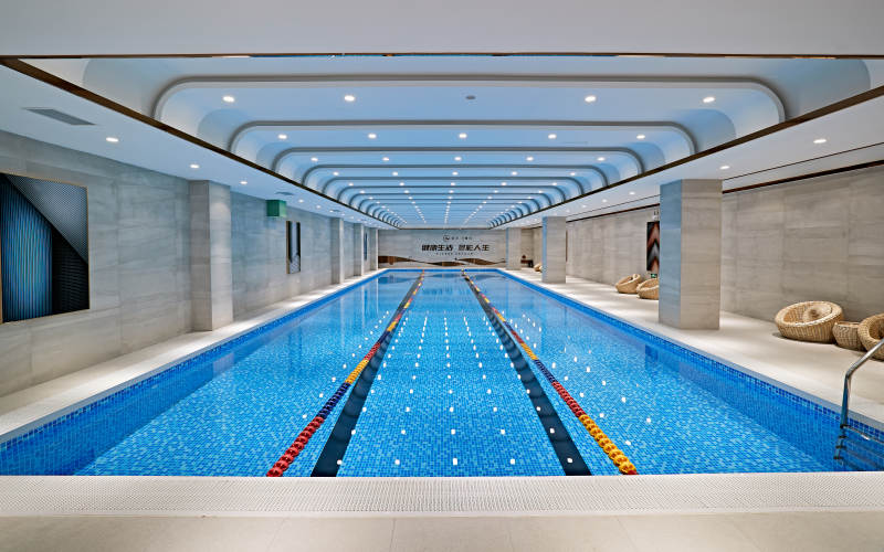 整洁明亮的室内游泳池