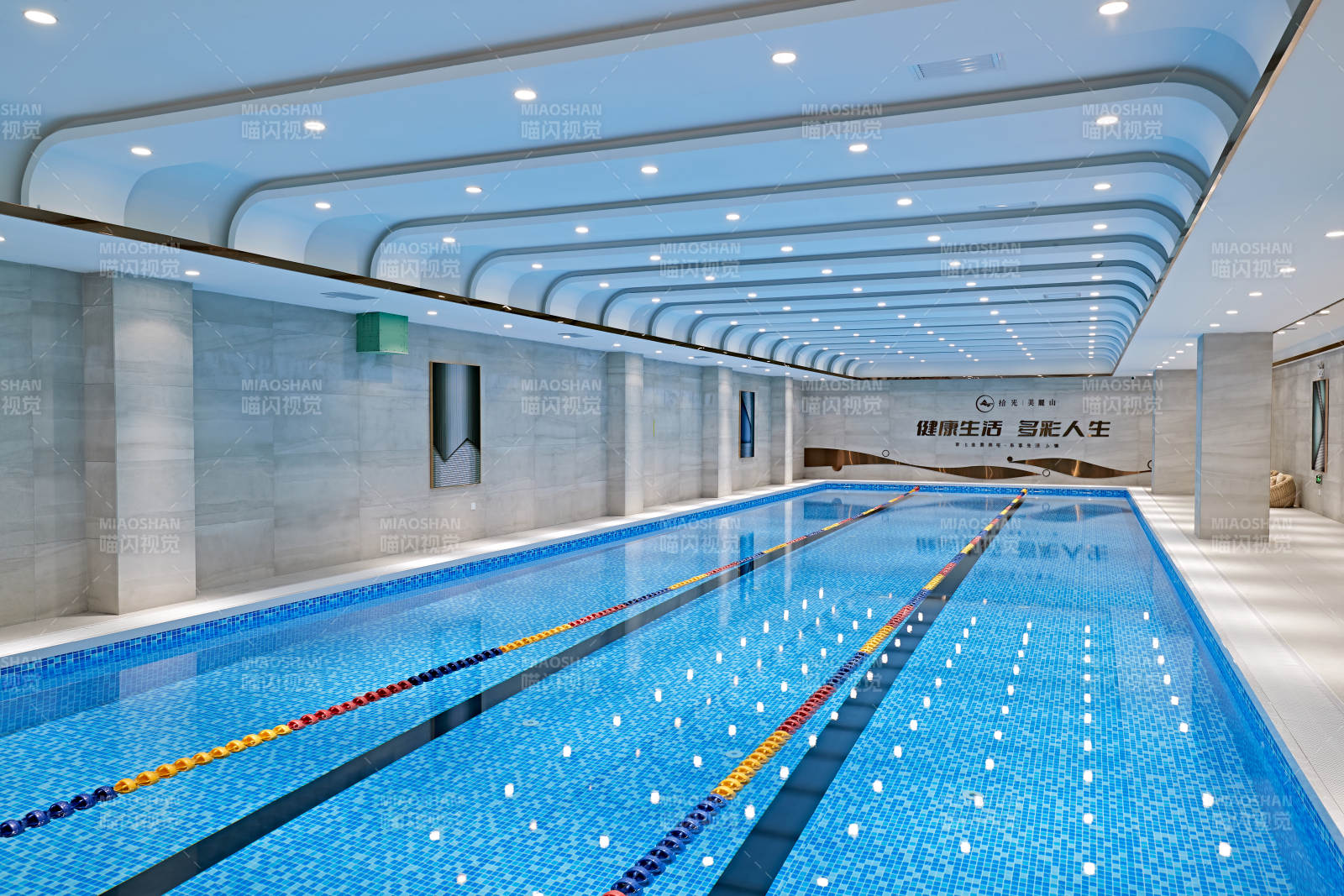 整洁明亮的室内游泳池