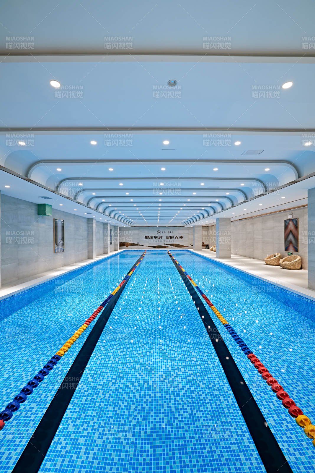 整洁明亮的室内游泳池