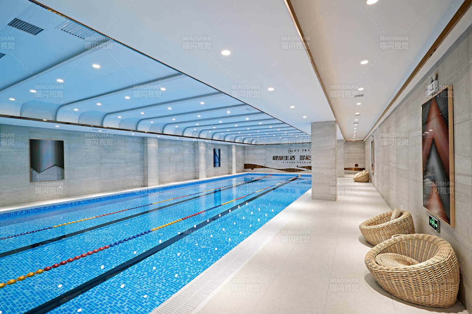 整洁明亮的室内游泳池
