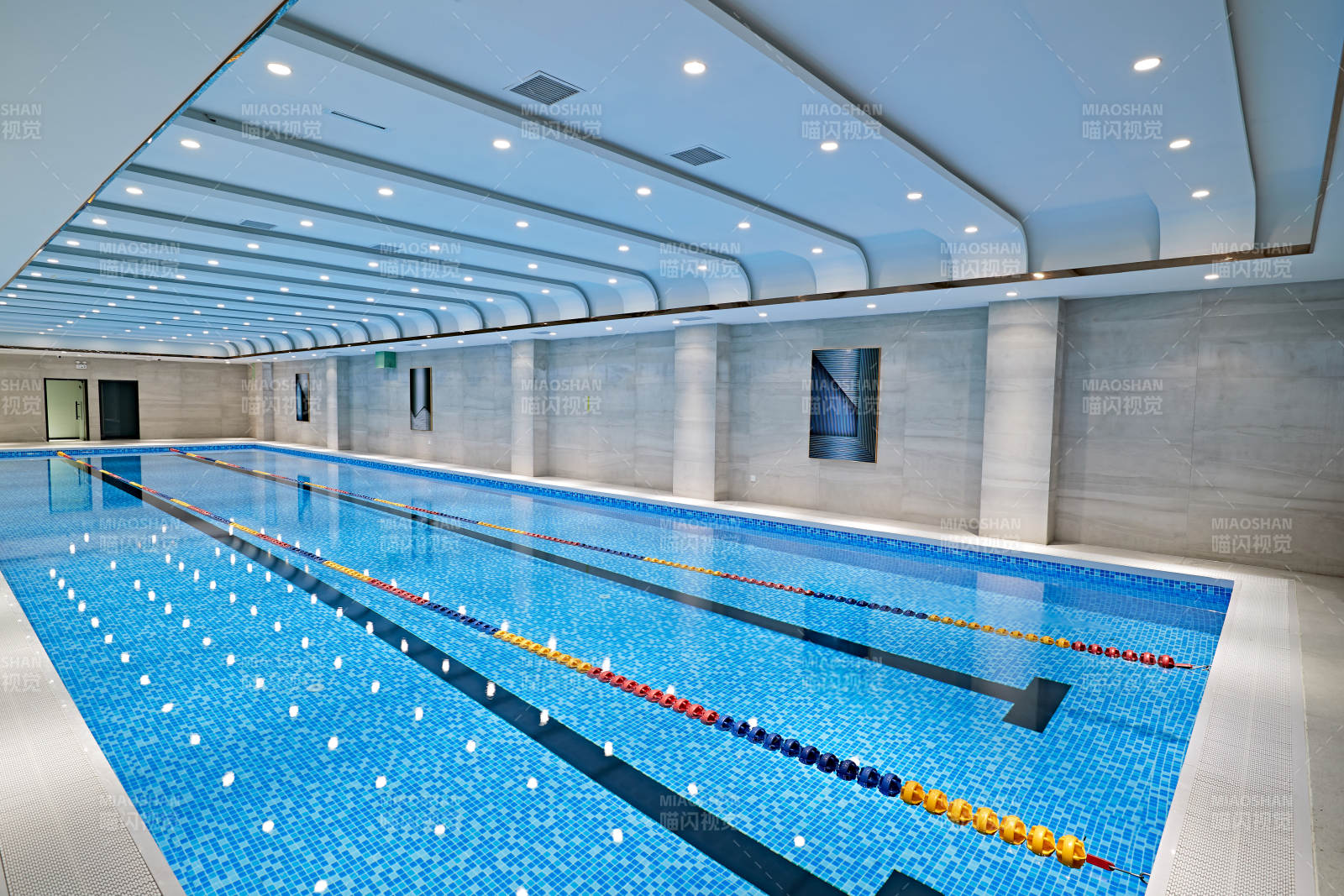 整洁明亮的室内游泳池