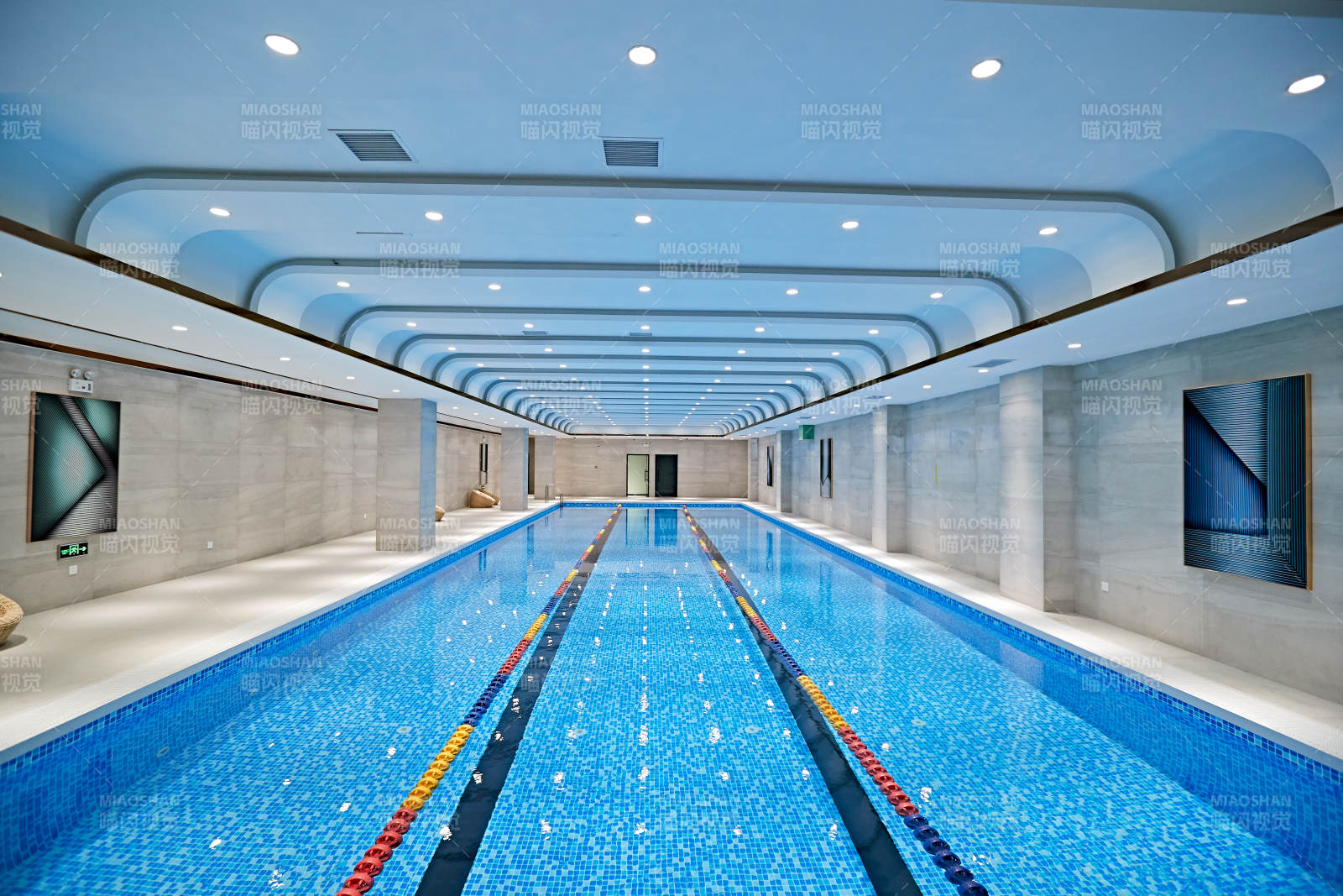 整洁明亮的室内游泳池