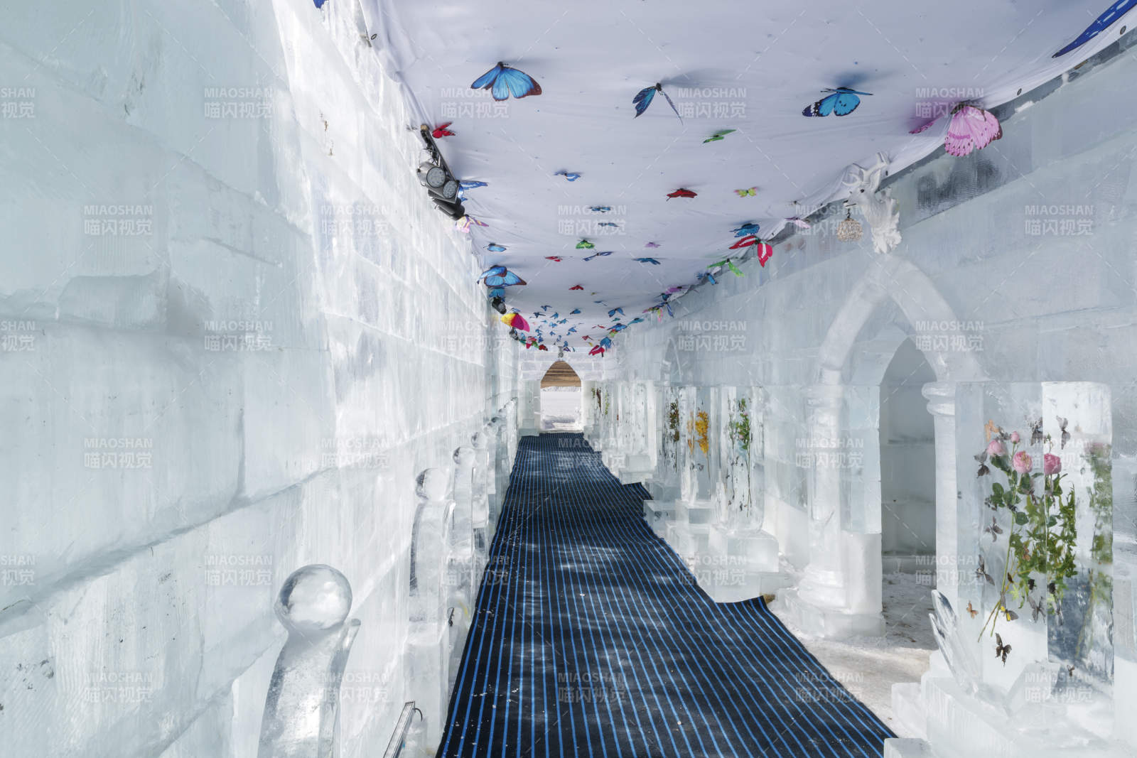 夕阳下雪原上晶莹剔透的冰雕建筑