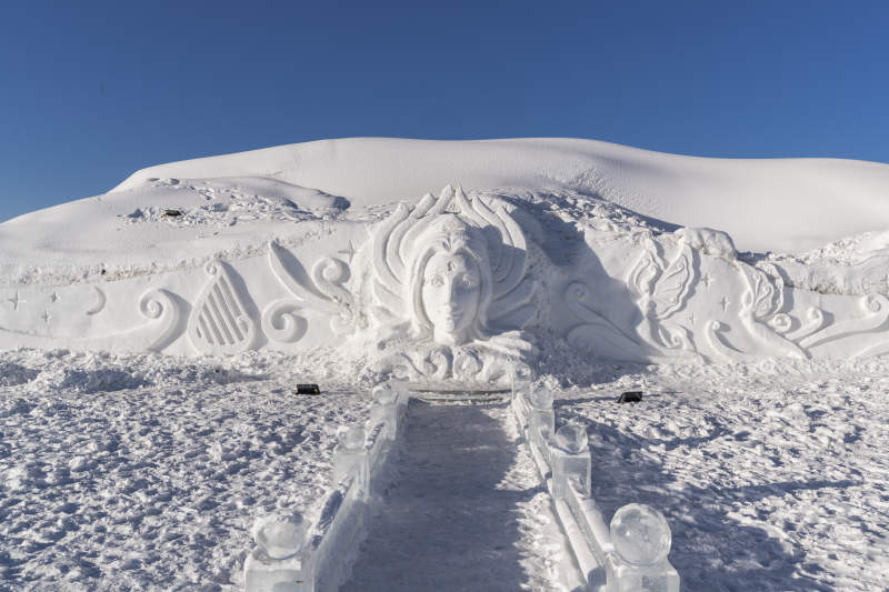 冰雪世界中的精美雪雕艺术