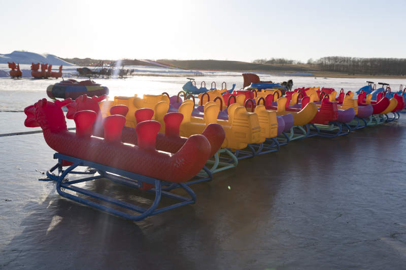 冬季冰冻的湖面上摆放的娱乐设施