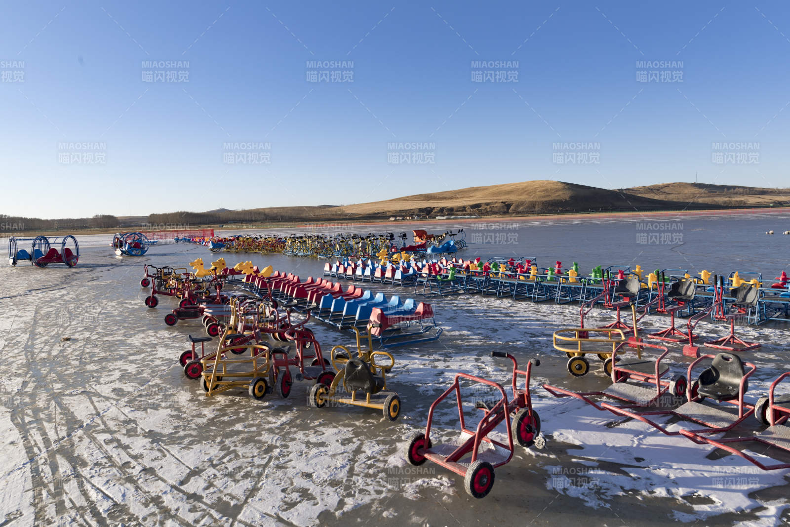 冬季冰冻的湖面上摆放的娱乐设施