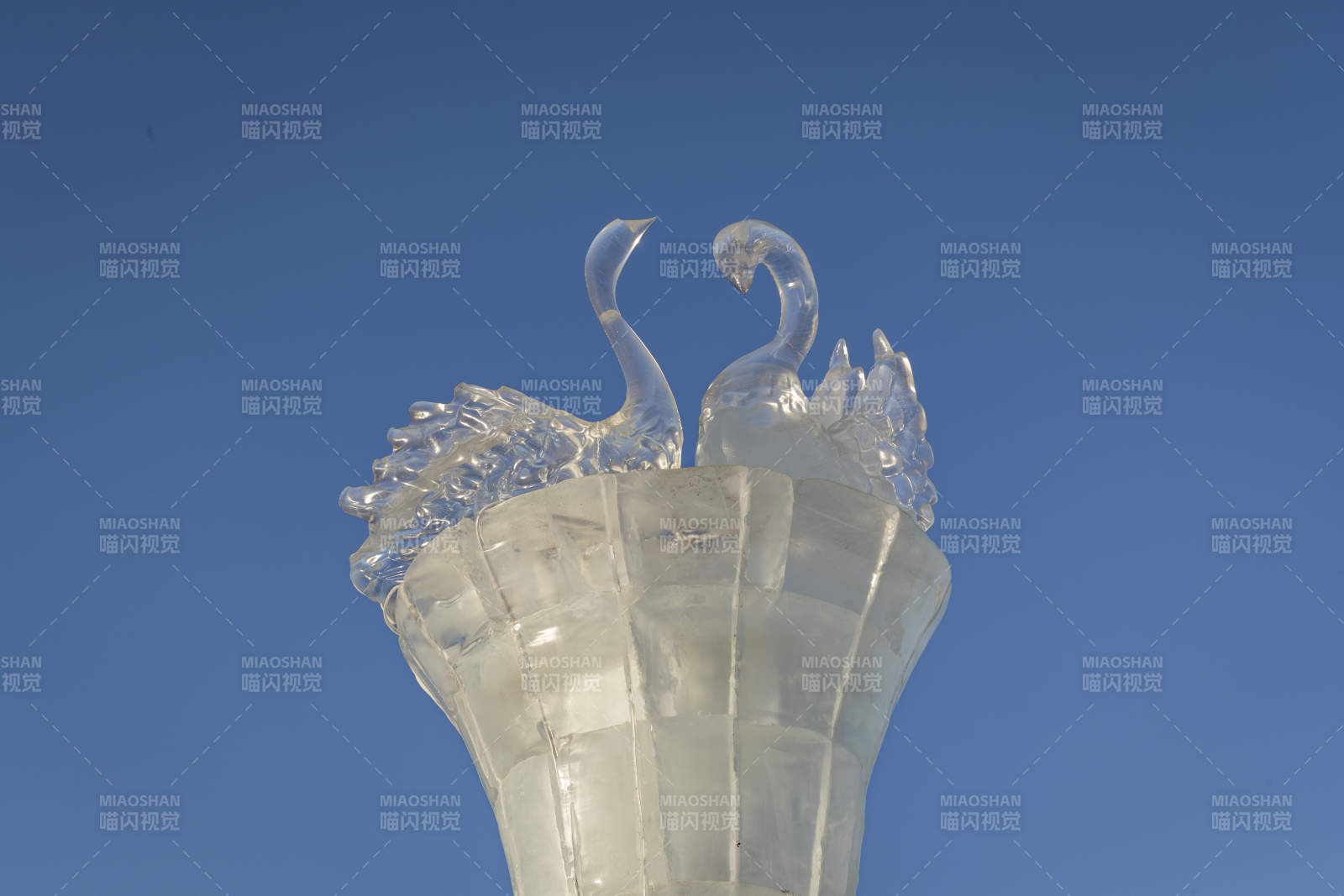 夕阳下雪原上晶莹剔透的冰雕建筑