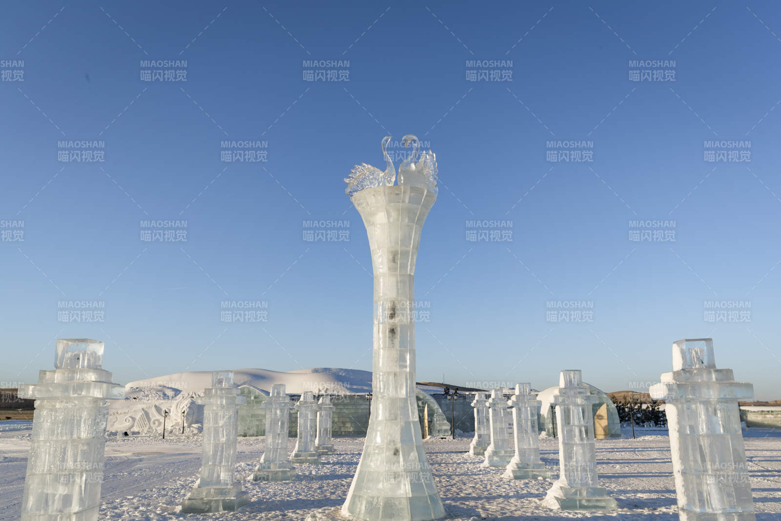 夕阳下雪原上晶莹剔透的冰雕建筑