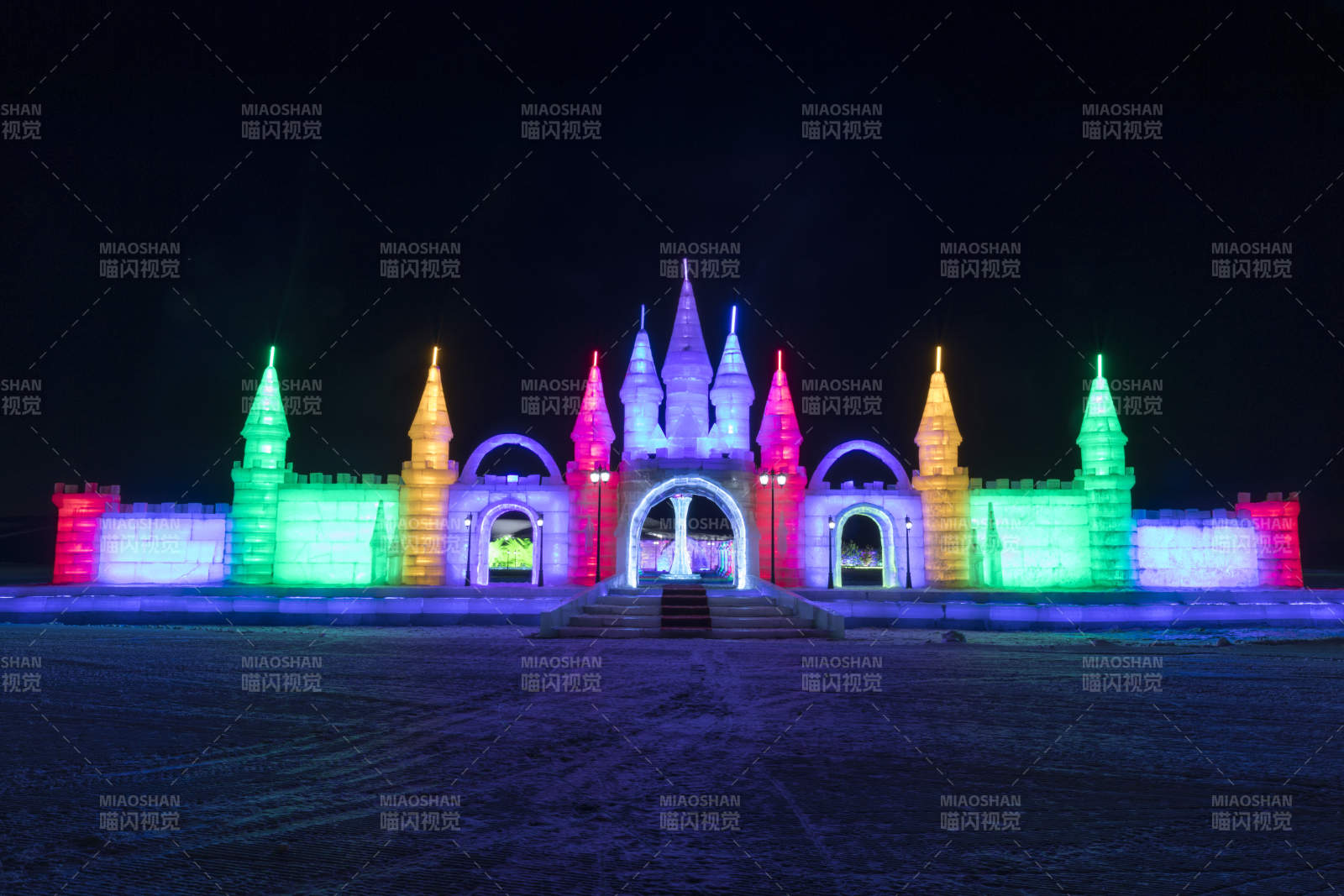 夜晚的冰雪城堡与五光十色的冰雕