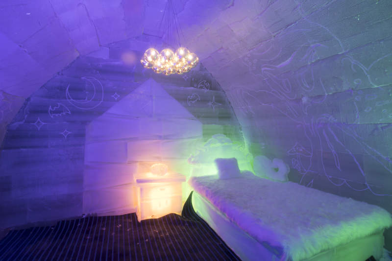 冰雪城堡内彩色光影照映的梦幻冰客房