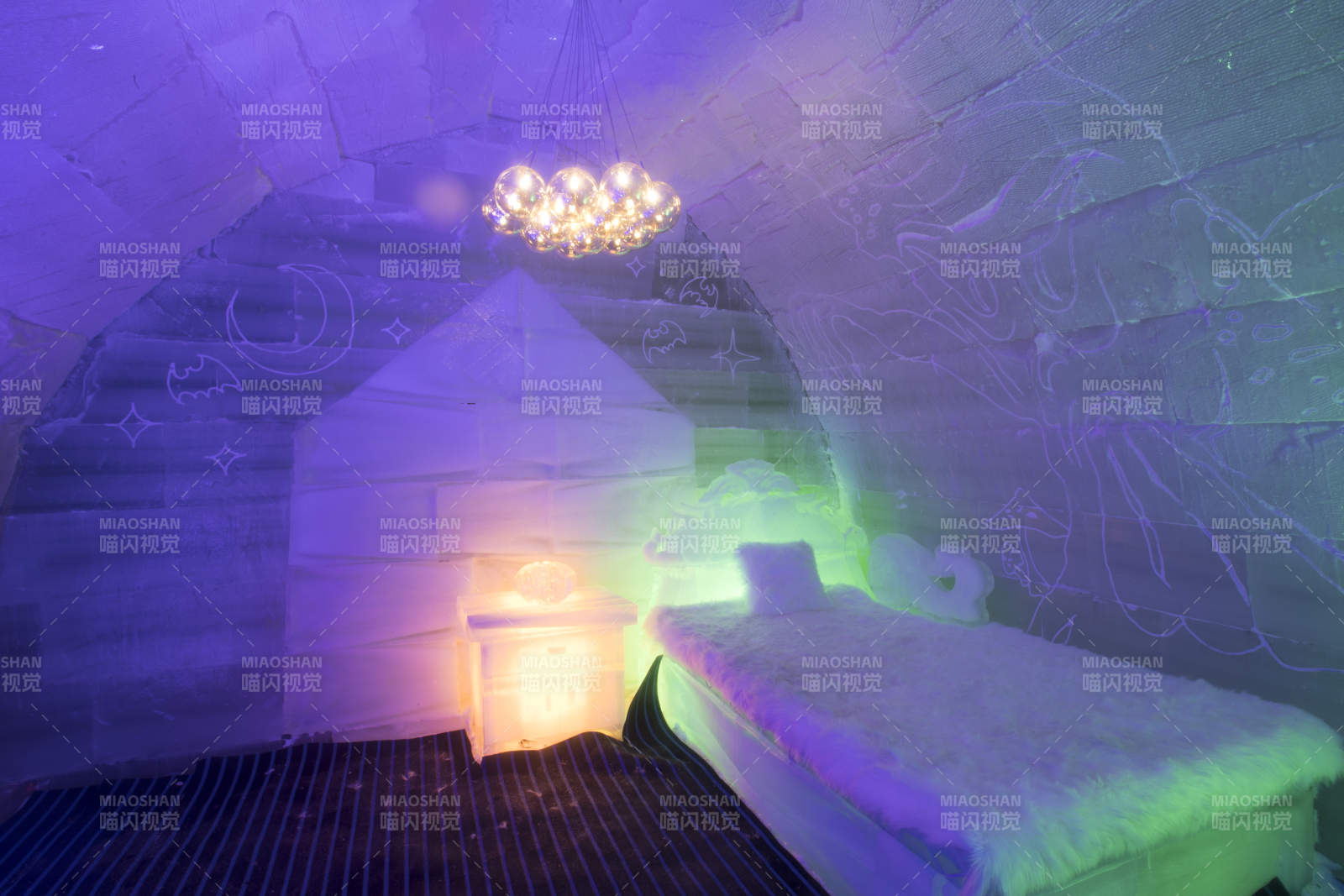 冰雪城堡内彩色光影照映的梦幻冰客房