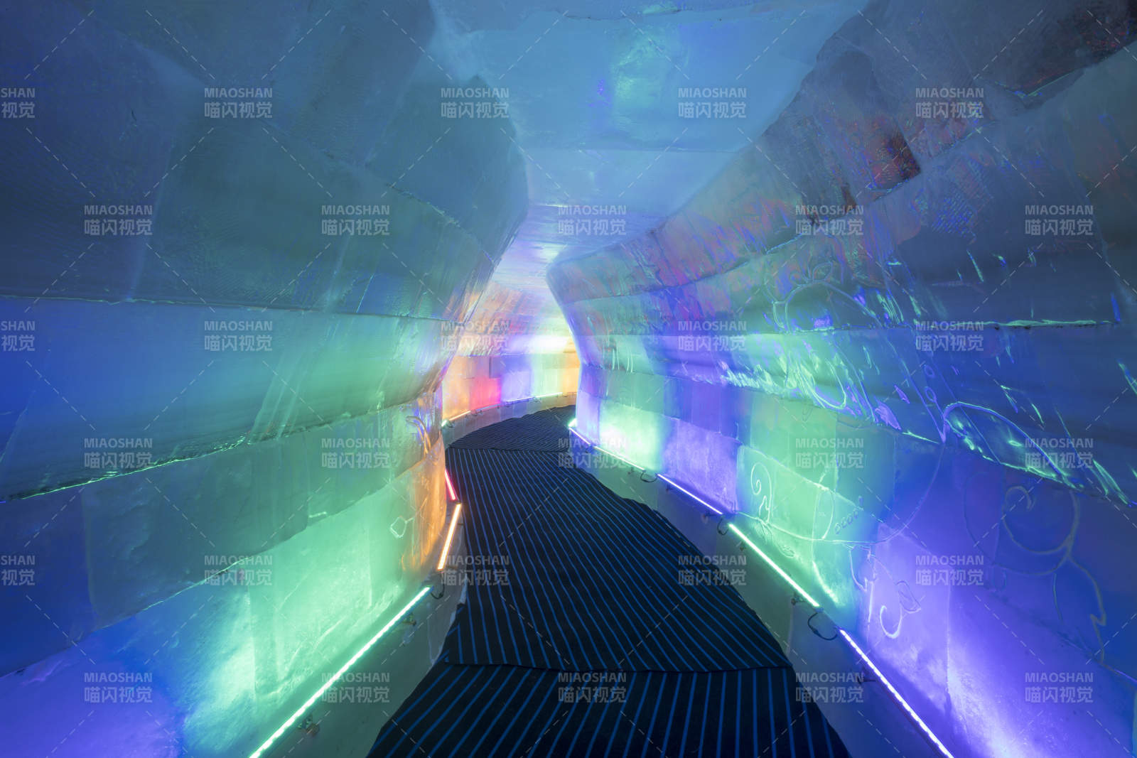 冰雪城堡内彩色光影照映的梦幻冰客房