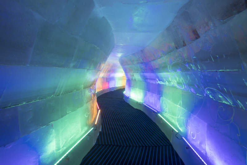 冰雪城堡内彩色光影照映的梦幻冰客房