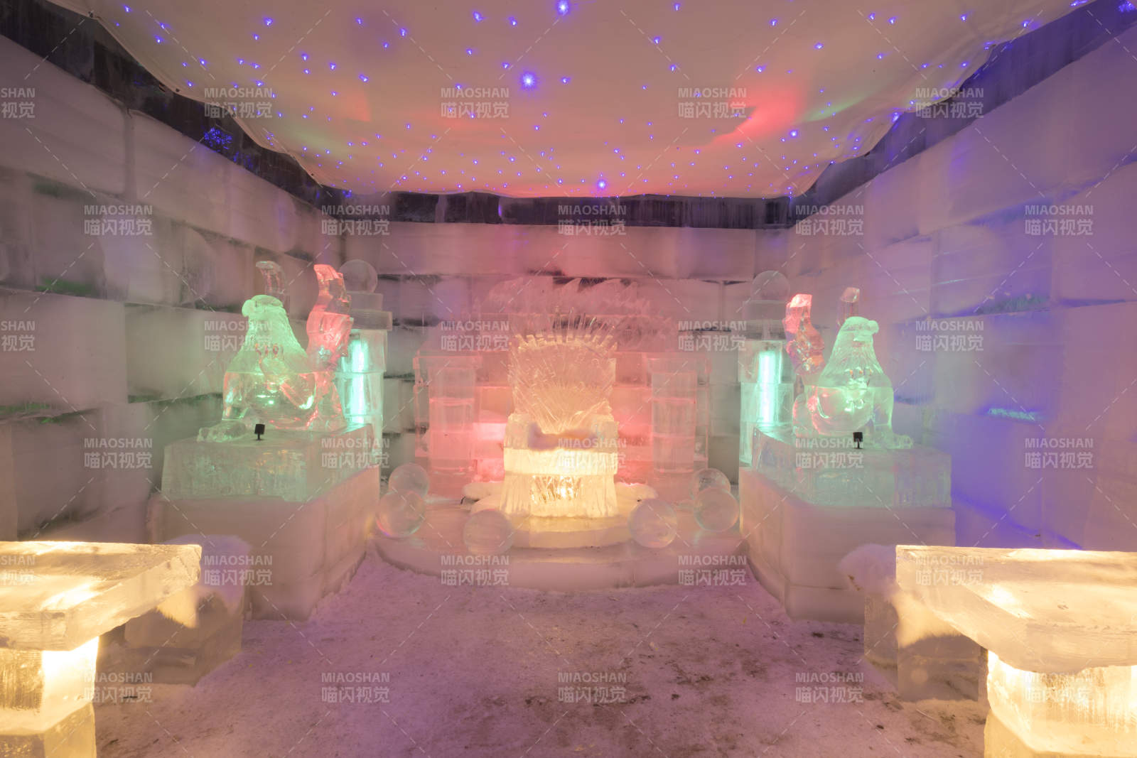 冰雪城堡内彩色光影照映的梦幻冰客房