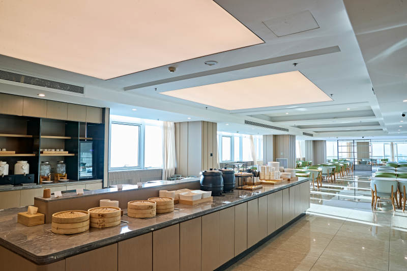 整洁明亮的酒店自助餐厅