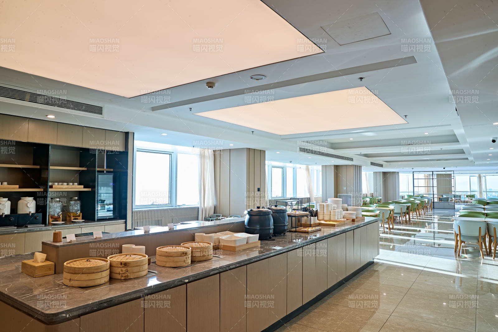 整洁明亮的酒店自助餐厅