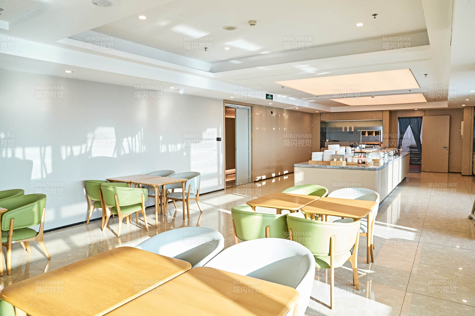 整洁明亮的酒店自助餐厅