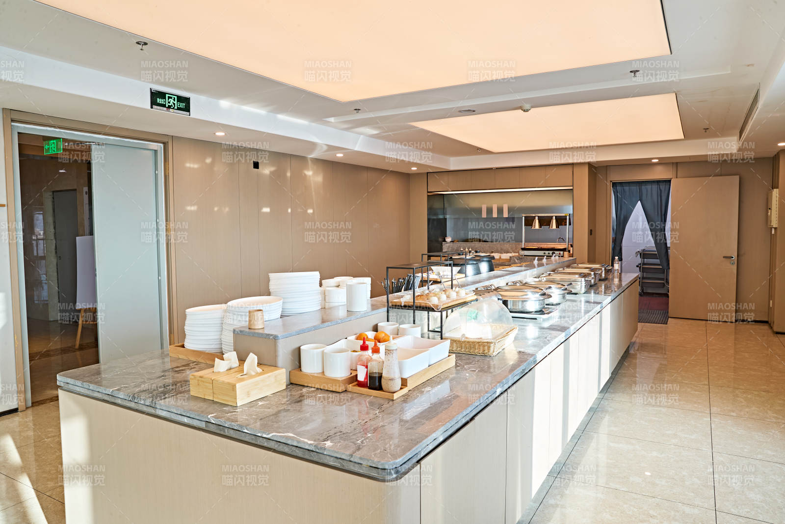 整洁明亮的酒店自助餐厅