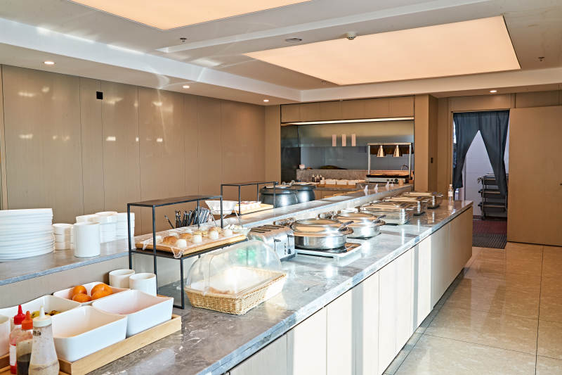 整洁明亮的酒店自助餐厅