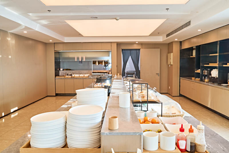 整洁明亮的酒店自助餐厅