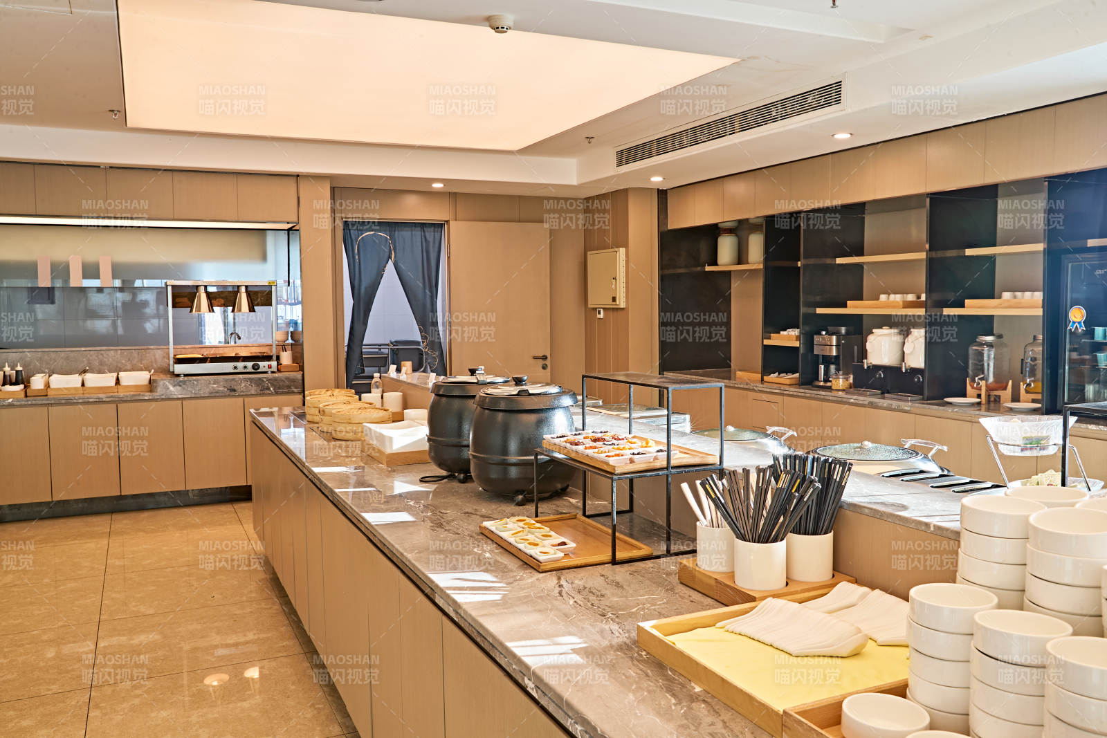 整洁明亮的酒店自助餐厅