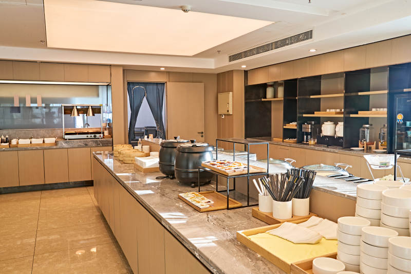 整洁明亮的酒店自助餐厅