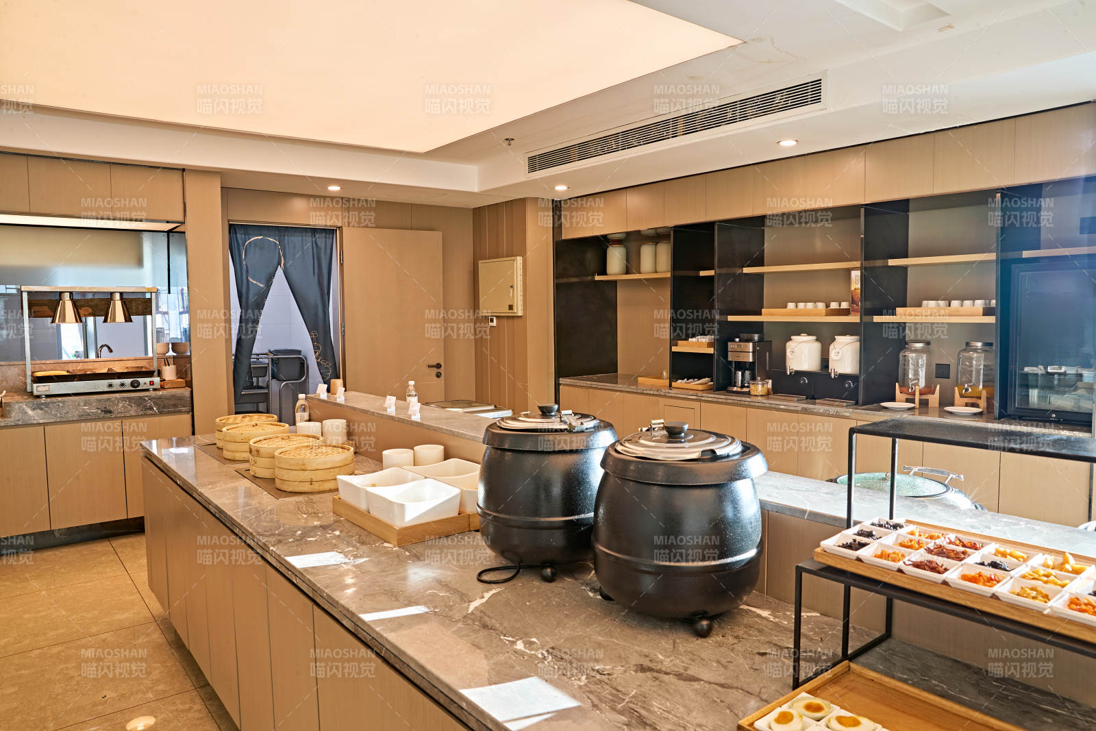 整洁明亮的酒店自助餐厅