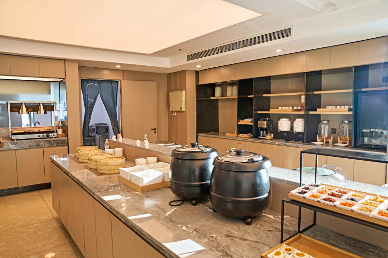 整洁明亮的酒店自助餐厅